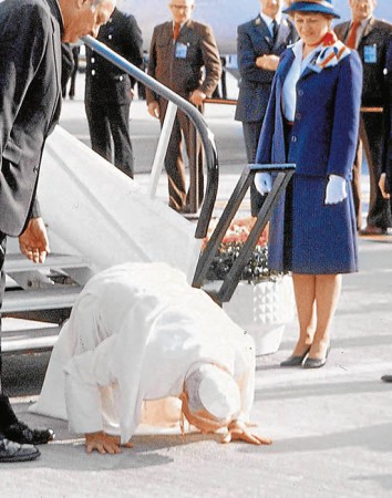 Papa Juan Pablo II besando tierra chilena 