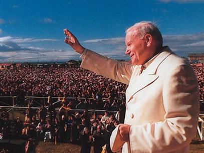 Sumo pontifice saludando a la cuidadania chilena 
